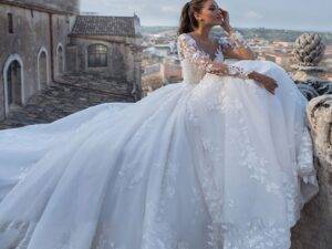 White/Ivory Elegant Wedding Dresses 2022 Illusion Long Sleeves Appliques Lace Bride Dresses Princess Tulle Backless Wedding Gown